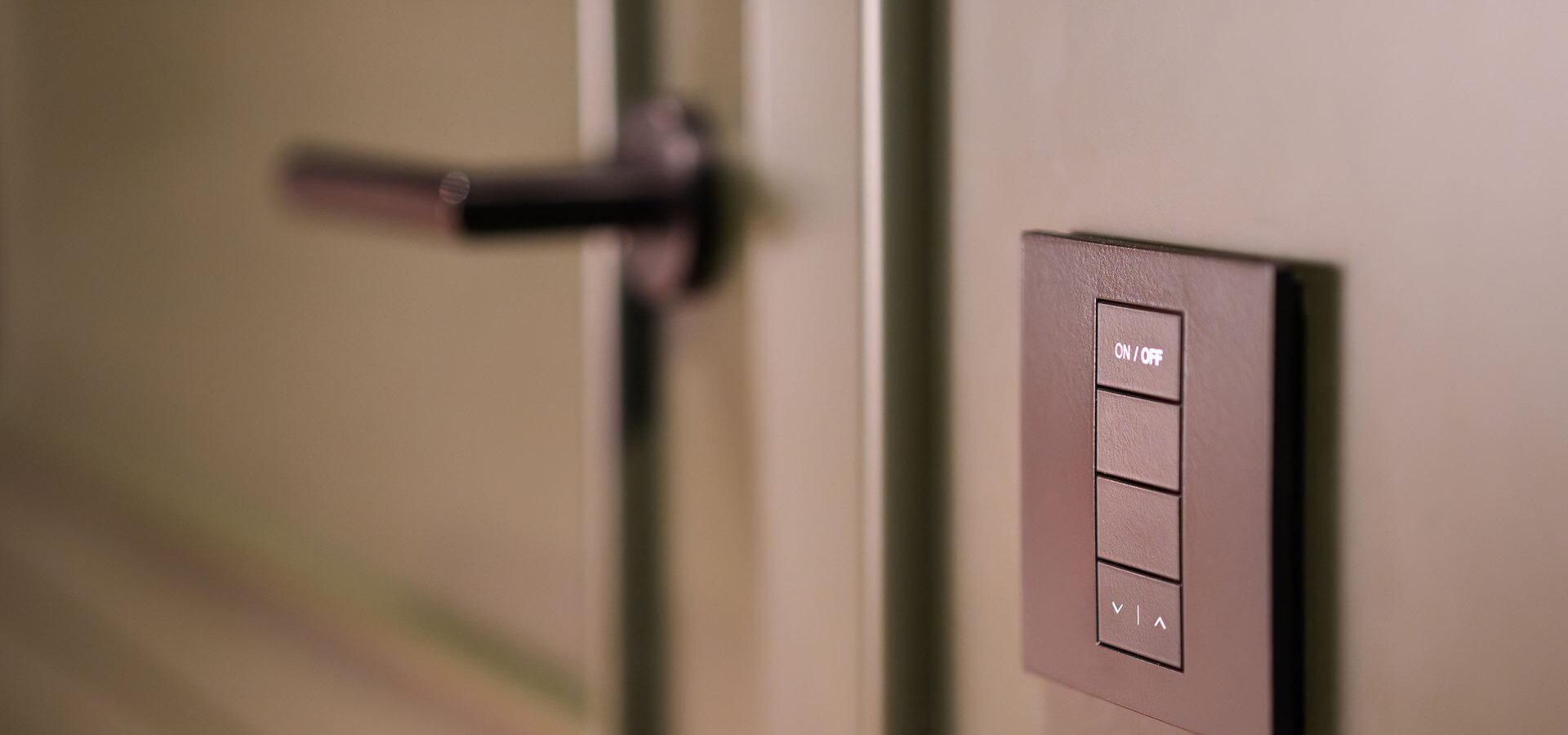Modern dörrmiljö med elektronisk styrning