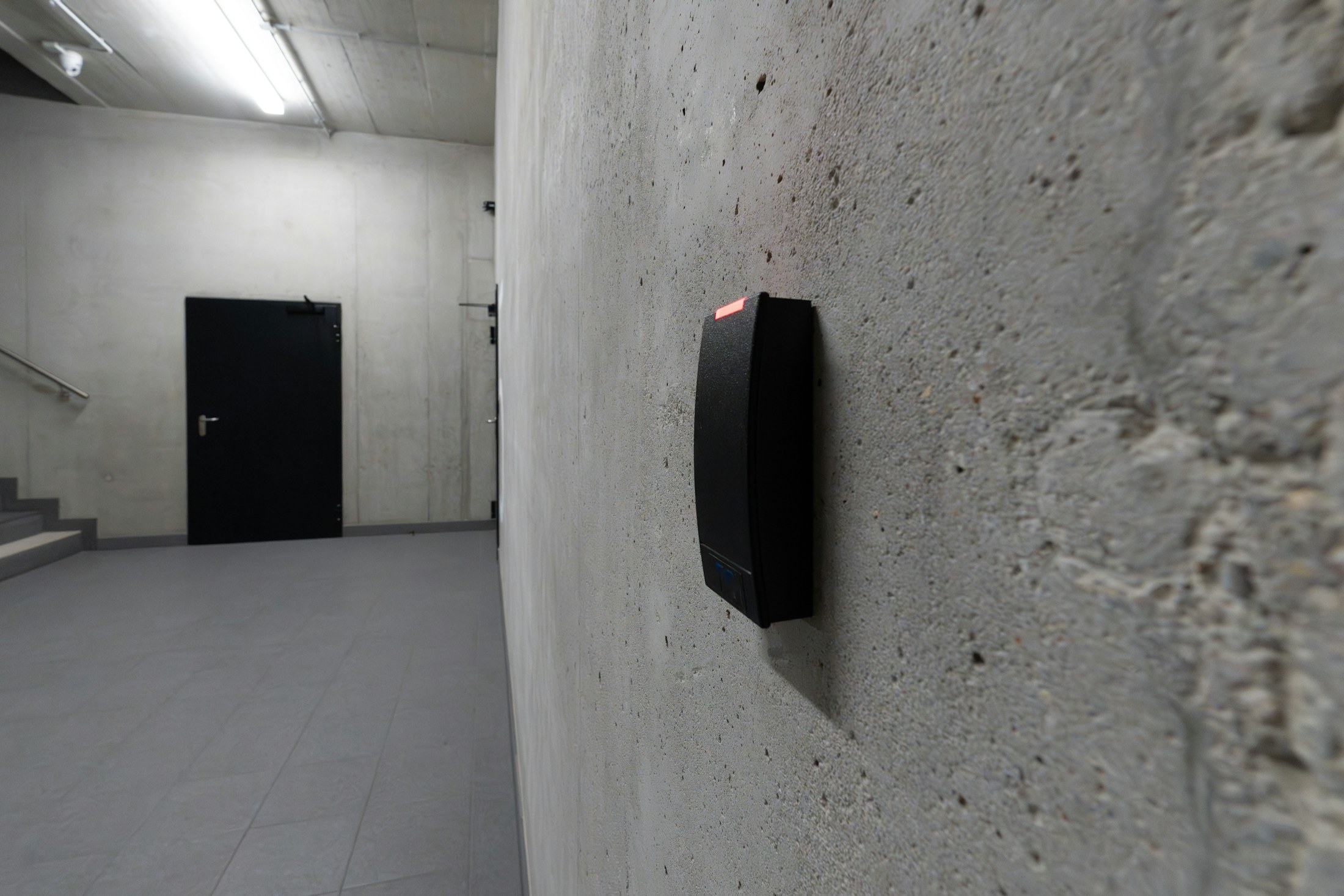 Modern passerläsare vid en säker dörrmiljö